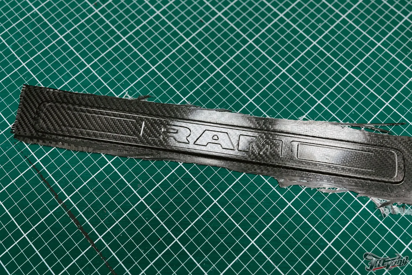 Что мы сделали с RAM TRX Hennessey Mammoth 1000?! Часть 4: ламинация карбоном и покраска элементов. Накладки порогов из алютекса